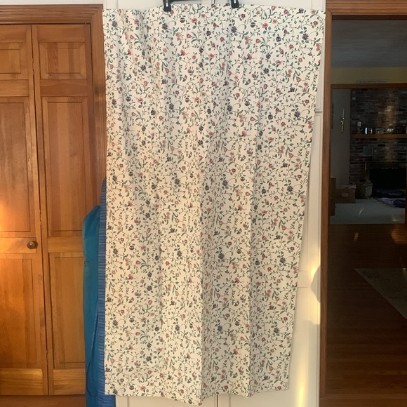 Country Curtains,2 insulated panels, 65” x 40”, 4 valances 13” x 71”,2 tie back - Picture 4 of 4